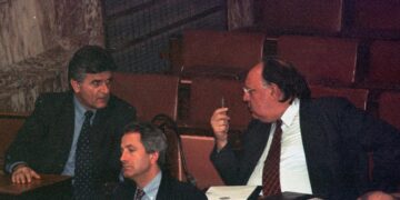 Θεόδωρος Πάγκαλος και Φίλιππος Πετσάλνικος στη Βουλή κατά τη διάρκεια της συζήτησης για τη σύσταση εξεταστικής επιτροπής για την υπόθεση Οτζαλάν, 12 Μαρτίου 1999 (φωτ.: ΑΠΕ-ΜΠΕ / Μαρία Μαρογιάννη)