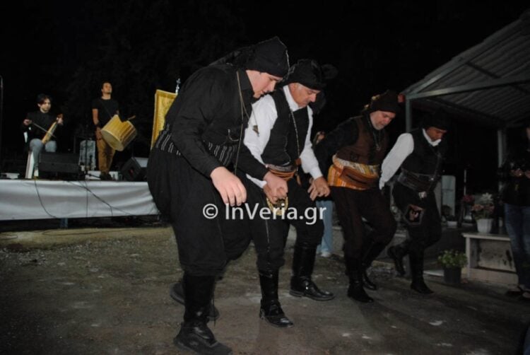 Οι χορευτές παρουσίασαν το χορό Σέρα (φωτ.: InVeria.gr)
