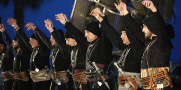 Πυρριχιστές χορεύουν σέρρα στο «Πυρρίχιο Πέταγμα» (φωτ.: EUROKINISSI / Γιάννης Παναγόπουλος)