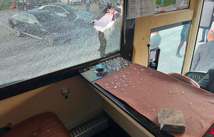 Μια από τις πέτρες που εκτοξεύτηκε εναντίον του Εκρέμ Ιμάμογλου και του λεωφορείου της προεκλογικής του εκστρατείας (φωτ.: Twitter / @BoranMahmutoglu)