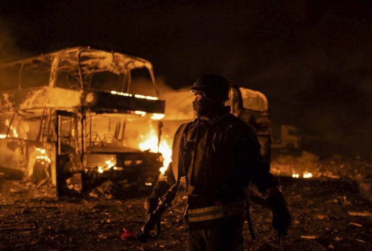 Πυροσβέστες επιχειρούν σε φωτιά που, σύμφωνα με την ουκρανική πλευρά, προκάλεσαν τα συντρίμμια ρωσικού πυραύλου, ο οποίος καταρρίφθηκε στο Κίεβο (φωτ.: ΕΡΑ/Κρατική Υπηρεσία Έκτακτης Ανάγκης της Ουκρανίας)