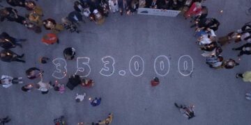 Κεριά σχηματίζουν τον αριθμό 353.000 προς τιμή των θυμάτων της Γενοκτονίας (φωτ.: Δήμος Πυλαίας-Χορτιάτη)