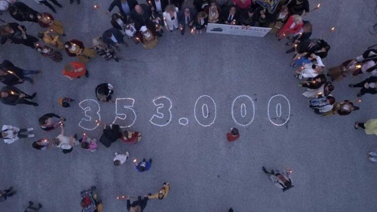 Κεριά σχηματίζουν τον αριθμό 353.000 προς τιμή των θυμάτων της Γενοκτονίας (φωτ.: Δήμος Πυλαίας-Χορτιάτη)