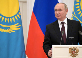 Ο Βλαντίμιρ Πούτιν με φόντο τις σημαίες του Καζακστάν και της Ρωσίας (φωτ.: EPA / Sergey Guneev / Kremlin Pool / Sputnik)