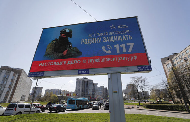 Ηλεκτρονική πινακίδα στην οποία διαφημίζεται μισθοφορικός στρατός: «Το να υπηρετείς την πατρίδα μπορεί και να είναι επάγγελμα», στην Αγία Πετρούπολη (φωτ.: EPA / Anatoly Maltsev)