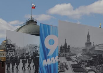 Η σημαία του προέδρου της Ρωσίας κυματίζει στο Κρεμλίνο, ενώ ολοκληρώνονται οι προετοιμασίες για τους εορτασμούς της 9ης Μαΐου, ημέρα εορτασμού της ρωσικής νίκης κατά του γερμανικού φασισμού. Ωστόσο, δεν είναι λίγες οι ρωσικές πόλεις που ακύρωσαν τις εκδηλώσεις για λόγους ασφαλείας (φωτ.: EPA/Maxim Shipenkov)