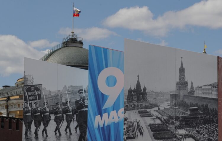 Η σημαία του προέδρου της Ρωσίας κυματίζει στο Κρεμλίνο, ενώ ολοκληρώνονται οι προετοιμασίες για τους εορτασμούς της 9ης Μαΐου, ημέρα εορτασμού της ρωσικής νίκης κατά του γερμανικού φασισμού. Ωστόσο, δεν είναι λίγες οι ρωσικές πόλεις που ακύρωσαν τις εκδηλώσεις για λόγους ασφαλείας (φωτ.: EPA/Maxim Shipenkov)