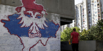 Γκράφιτι που δείχνει το Κόσοβο ως «ιδιοκτησία» της Σερβίας (φωτ.: EPA / Andrej Cukic)