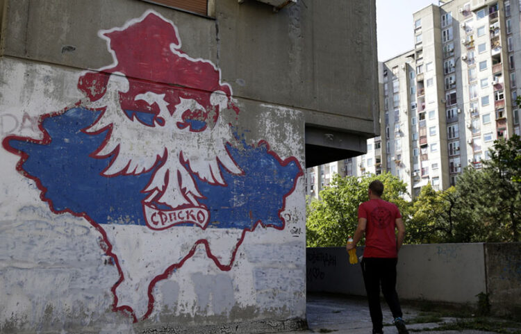 Γκράφιτι που δείχνει το Κόσοβο ως «ιδιοκτησία» της Σερβίας (φωτ.: EPA / Andrej Cukic)