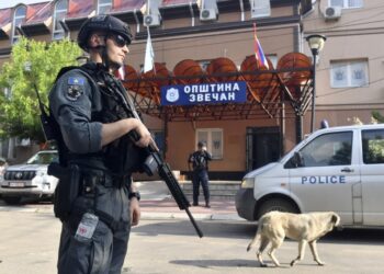 Κοσοβάρος αστυνομικός φυλάει το δημαρχιακό μέγαρο στο δήμο Zvecan, στο βόρειο Κόσοβο (φωτ.: 
EPA/Georgi Licovski)