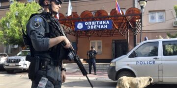 Κοσοβάρος αστυνομικός φυλάει το δημαρχιακό μέγαρο στο δήμο Zvecan, στο βόρειο Κόσοβο (φωτ.: EPA/Georgi Licovski)