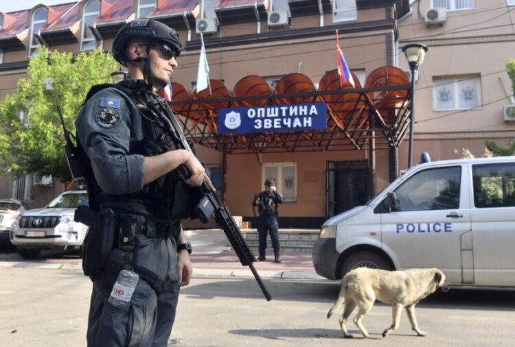Κοσοβάρος αστυνομικός φυλάει το δημαρχιακό μέγαρο στο δήμο Zvecan, στο βόρειο Κόσοβο (φωτ.: 
EPA/Georgi Licovski)