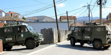 Οχήματα του ΝΑΤΟ είναι σταθμευμένα στη Μιτρόβιτσα, στη διάρκεια των δημοτικών εκλογών (φωτ.: EPA/Djordje Savic)