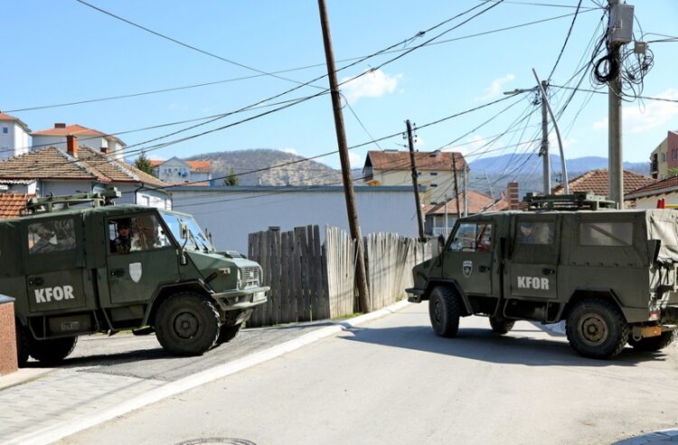 Οχήματα του ΝΑΤΟ είναι σταθμευμένα στη Μιτρόβιτσα, στη διάρκεια των δημοτικών εκλογών (φωτ.: EPA/Djordje Savic)