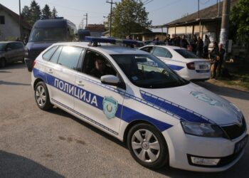 Περιπολικό στο χωριό Ντούμπονα μετά από τη μαζική δολοφονία οκτώ ανθρώπων από έναν 21χρονο (φωτ.: . EPA/Andrej Cukic)