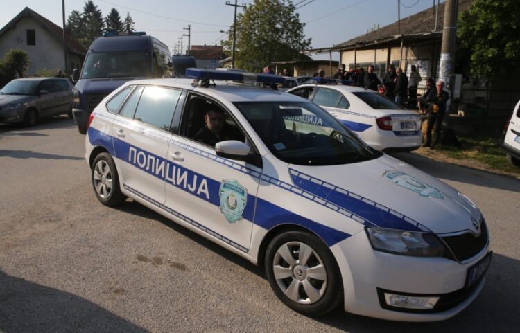 Περιπολικό στο χωριό Ντούμπονα μετά από τη μαζική δολοφονία οκτώ ανθρώπων από έναν 21χρονο (φωτ.: . EPA/Andrej Cukic)