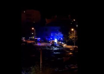 Αστυνομικές δυνάμεις έχουν σπεύσει στη Ντούμπονα λίγο μετά από το μακελειό (φωτ.: twitter)