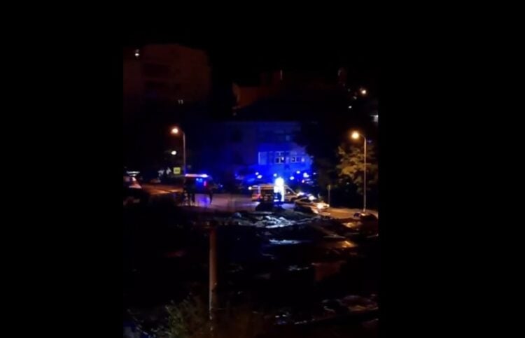 Αστυνομικές δυνάμεις έχουν σπεύσει στη Ντούμπονα λίγο μετά από το μακελειό (φωτ.: twitter)