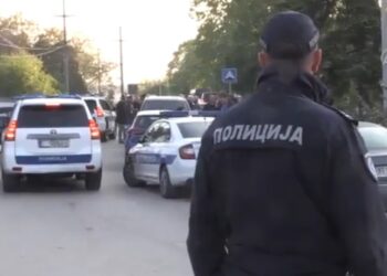 Στην επιχείρηση εντοπισμού και σύλληψης του δράστη στα χωριά Μλάντενοβατς και Ντούμπονα συμμετείχαν τουλάχιστον 600 αστυνομικοί (φωτ.: twitter)