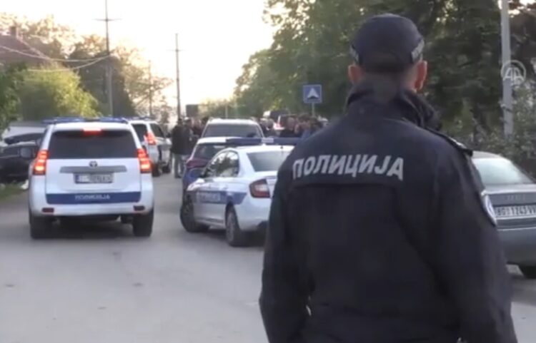 Στην επιχείρηση εντοπισμού και σύλληψης του δράστη στα χωριά Μλάντενοβατς και Ντούμπονα συμμετείχαν τουλάχιστον 600 αστυνομικοί (φωτ.: twitter)