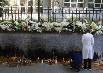 Λουλούδια και κεριά έξω από το Δημοτικό «Βλάντισλαβ Ρίμπνικαρ» στο Βελιγράδι, εκεί όπου ένας 14χρονος μαθητής σκόρπισε το θάνατο (φωτ.: EPA / Andrej Cukic)