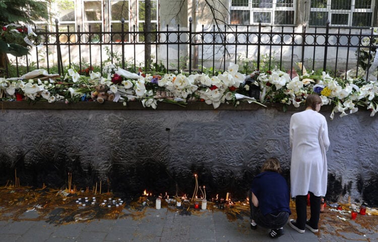 Λουλούδια και κεριά έξω από το Δημοτικό «Βλάντισλαβ Ρίμπνικαρ» στο Βελιγράδι, εκεί όπου ένας 14χρονος μαθητής σκόρπισε το θάνατο (φωτ.: EPA / Andrej Cukic)