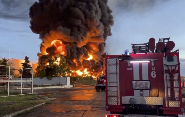 Στιγμιότυπο από την πυρκαγιά που προκάλεσε επίθεση με μη επανδρωμένα αεροσκάφη σε αποθήκη πετρελαίου στη Σεβαστούπολη, στην Κριμαία (φωτ.: ΕΡΑ/Κυβερνήτης της Σεβαστούπολης)