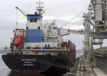 Με oυκρανικά σιτηρά είναι φορτωμένο το bulk carrier στο λιμάνι της πόλης Τσορνομόρσκ, κοντά στην Οδησσό (φωτ.: EPA / Igor Tkachenko)