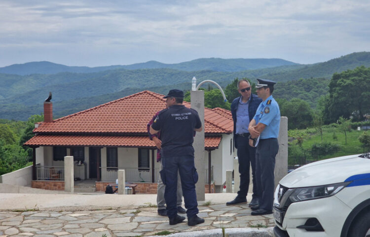 Αστυνομικοί έξω από το σπίτι στη Στρατονίκη Χαλκιδικής όπου ο 36χρονος σκότωσε τη σύζυγό του, τραυμάτισε τον γιο τους και στη συνέχεια αυτοκτόνησε (φωτ.: halkidikinews.gr
