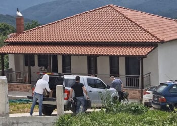 Το σπίτι στη Στρατονίκη Χαλκιδικής όπου ο 36χρονος σκότωσε τη σύζυγό του, τραυμάτισε τον γιο τους και στη συνέχεια αυτοκτόνησε (φωτ.: halkidikinews.gr)