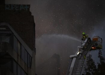 Πυροσβέστης επιχειρεί στο φλεγόμενο κτήριο στο επιχειρηματικό κέντρο του Σίδνεϊ (φωτ.: EPA/Dean Lewins)