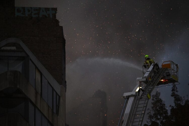 Πυροσβέστης επιχειρεί στο φλεγόμενο κτήριο στο επιχειρηματικό κέντρο του Σίδνεϊ (φωτ.: EPA/Dean Lewins)
