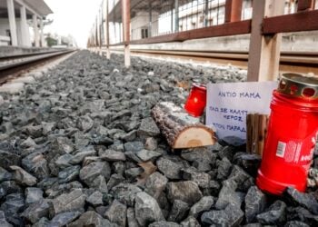 Κεριά κι ένα σημείωμα που γράφει «Αντίο μαμά, πάω σε καλύτερο μέρος, στον Παράδεισο», στις ράγες του σιδηροδρομικού σταθμού της Λάρισας (φωτ.: EUROKINISSI/Λεωνίδας Τζέκας)
