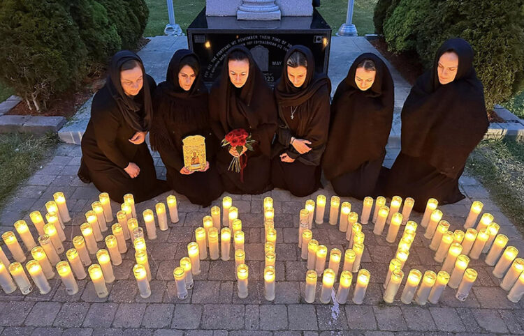 Μαυροφορεμένες γυναίκες μπροστά από το μνημείο για τη Γενοκτονία των Ποντίων, στο Τορόντο (φωτ.: Facebook / Brotherhood Pontion Toronto "Panagia Soumela")