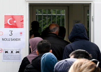Τούρκοι που ζουν στο Βερολίνο περιμένουν στην ουρά για να ψηφίσουν στις κάλπες που έχουν στηθεί στην πρεσβεία της Τουρκίας στη γερμανική πρωτεύουσα (φωτ.: EPA / Filip Singer)