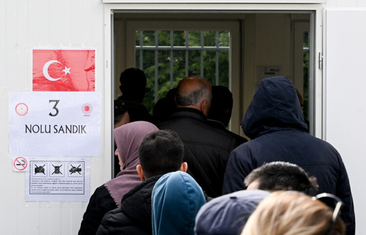 Τούρκοι που ζουν στο Βερολίνο περιμένουν στην ουρά για να ψηφίσουν στις κάλπες που έχουν στηθεί στην πρεσβεία της Τουρκίας στη γερμανική πρωτεύουσα (φωτ.: EPA / Filip Singer)