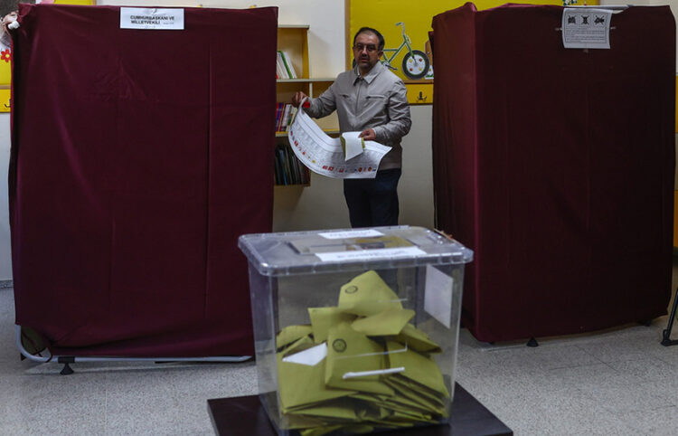 Ψηφοφόρος σε εκλογικό κέντρο στην Άγκυρα (φωτ.: EPA / Sedat Suna)