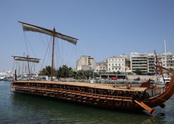 Στην πλατεία Αλεξάνδρας, στον Πειραιά θα βρίσκεται έως τις 4 Ιουνίου η τριήρης για όποιον θέλει να την θαυμάσει από κοντά (φωτ.: EUROKINISSI/Βασίλης Ρεμπάπης)