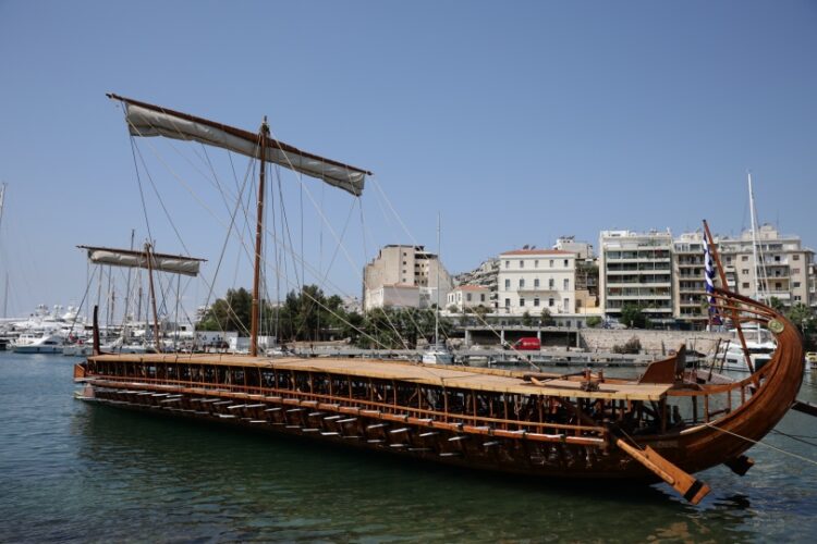 Στην πλατεία Αλεξάνδρας, στον Πειραιά θα βρίσκεται έως τις 4 Ιουνίου η τριήρης για όποιον θέλει να την θαυμάσει από κοντά (φωτ.: EUROKINISSI/Βασίλης Ρεμπάπης)