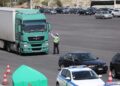 Τροχονόμος ρυθμίζει την κυκλοφορία βαρέων οχημάτων στα διόδια Ελευσίνας (φωτ.: ΑΠΕ-ΜΠΕ/Γιώργος Βιτσαράς)