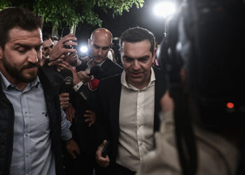 Ο Αλέξης Τσίπρας προσέρχεται στα γραφεία του ΣΥΡΙΖΑ στην Κουμουνδούρου, μετά την ανακοίνωση των πρώτων αποτελεσμάτων (φωτ.: EUROKINISSI / Τατιάνα Μπόλαρη)