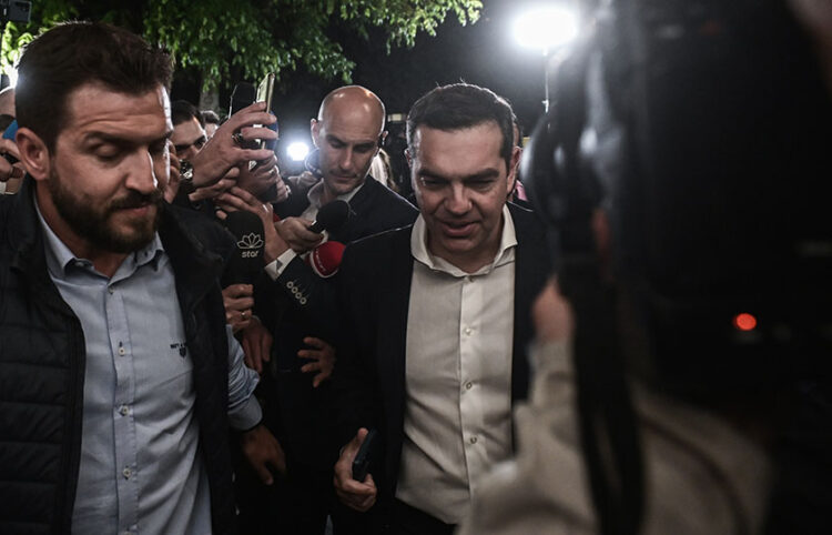 Ο Αλέξης Τσίπρας προσέρχεται στα γραφεία του ΣΥΡΙΖΑ στην Κουμουνδούρου, μετά την ανακοίνωση των πρώτων αποτελεσμάτων (φωτ.: EUROKINISSI / Τατιάνα Μπόλαρη)