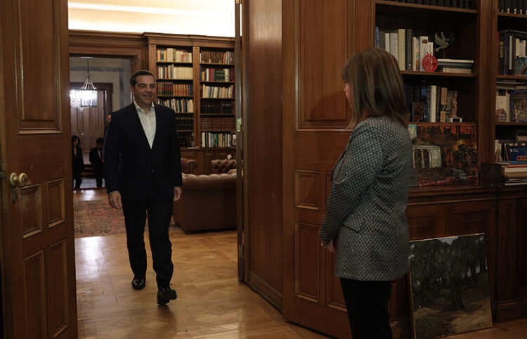 Η Κατερίνα Σακελλαροπούλου υποδέχεται τον Αλέξη Τσίπρα στο Προεδρικό (φωτ.: EUROKINISSI / Βασίλης Ρεμπάπης)