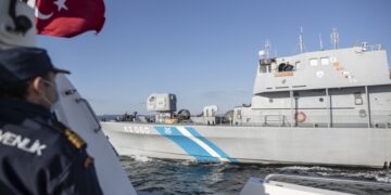 Σκάφος της τουρκικής ακτοφυλακής προειδοποιεί σκάφος του ελληνικού Λιμενικού γιατί... πλέει σε ελληνικά νερά που τα έχουν βαφτίσει τουρκικά, κοντά στη Λέσβο (φωτ.: EPA/ Erdem Sahin)