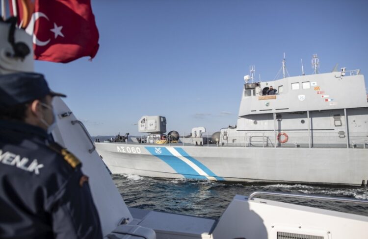 Σκάφος της τουρκικής ακτοφυλακής προειδοποιεί σκάφος του ελληνικού Λιμενικού γιατί... πλέει σε ελληνικά νερά που τα έχουν βαφτίσει τουρκικά, κοντά στη Λέσβο (φωτ.: EPA/ Erdem Sahin)