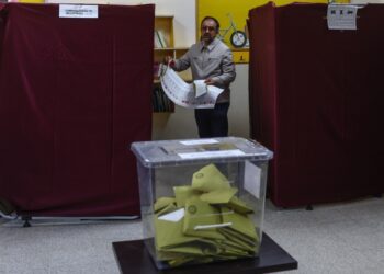 Κάλπη με ψήφους σε εκλογικό κέντρο στην Άγκυρα, κατά την πρώτη Κυριακή των εκλογών στη γειτονική χώρα (φωτ.: EPA/Sedat Suna)