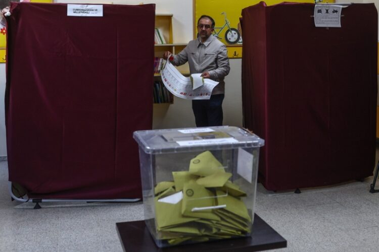 Κάλπη με ψήφους σε εκλογικό κέντρο στην Άγκυρα, κατά την πρώτη Κυριακή των εκλογών στη γειτονική χώρα (φωτ.: EPA/Sedat Suna)