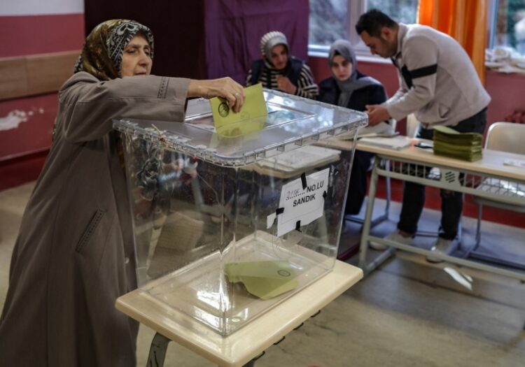 Γυναίκα ρίχνει την ψήφο της στην κάλπη, σε εκλογικό κέντρο της Κωνσταντινούπολης (φωτ.: EPA/Erdem Sahin)