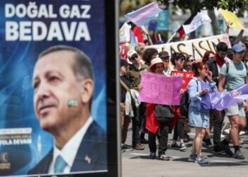 Πολίτες διαδηλώνουν ανήμερα της Εργατικής Πρωτομαγιάς στην Τουρκία, κοντά σε αφίσες του Ρετζέπ Ταγίπ Ερντογάν (φωτ.: EPA/Erdem Sahin)