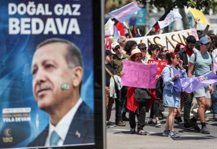 Πολίτες διαδηλώνουν ανήμερα της Εργατικής Πρωτομαγιάς στην Τουρκία, κοντά σε αφίσες του Ρετζέπ Ταγίπ Ερντογάν (φωτ.: EPA/Erdem Sahin)